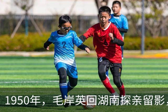 1950年，毛岸英回湖南探亲留影，站在母亲墓前哭成泪人，场面感人
